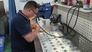 Ручное удаление заусенцев с блоков гидравлических клапанов, обеспечивающее плавность прохождения масла