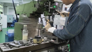 Процесс удаления заусенцев с гидравлического коллектора. Прецизионная обработка блоков, обработанных на станке с ЧПУ.